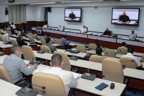 Díaz-Canel: Todo lo que estimule producción, elimine trabas y beneficie al productor, es favorable
