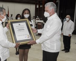 Imponen condecoraciones a miembros del campesinado cubano