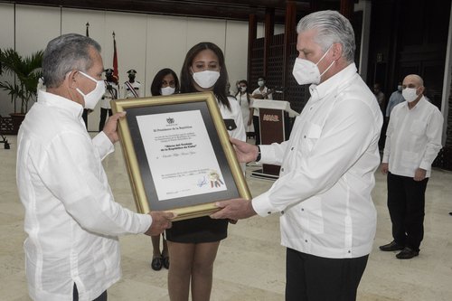 Imponen condecoraciones a miembros del campesinado cubano