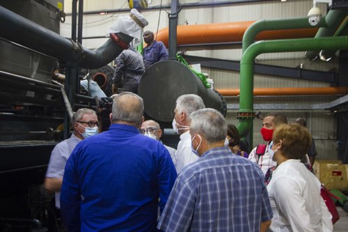 Visita de trabajo del Presidente Díaz-Canel y el Primer Ministro Manuel Marrero a la Empresa OxiCuba, para chequear el avance de los trabajos de montaje y puesta a punto de las piezas que dan vitalidad a la producción nacional de oxígeno medicinal.  Foto: