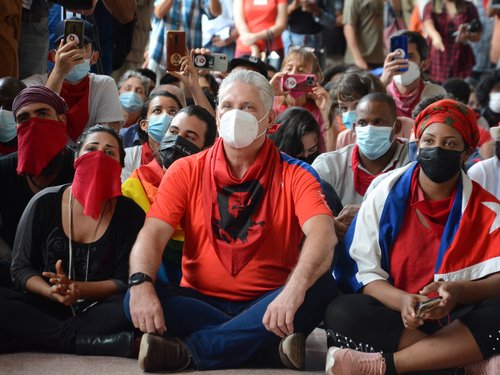 El Presidente llegó al mediodía de este domingo al Parque Central para compartir con el colectivo de Pañuelos Rojos, iniciativa de activistas de las redes sociales, miembros de proyectos y organizaciones de la sociedad civil cubana.
