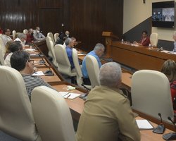 Iintercambio del Presidente Díaz-Canel con profesionales del Centro de Ingeniería Clínica y Electromedicina (CICEM).