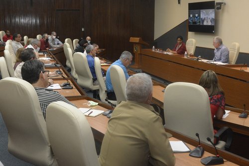 Iintercambio del Presidente Díaz-Canel con profesionales del Centro de Ingeniería Clínica y Electromedicina (CICEM).