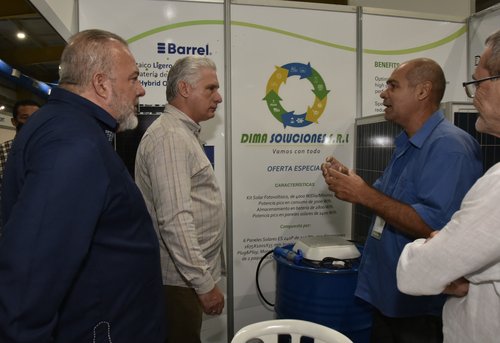 Recorre el Presidente Díaz-Canel la segunda Feria Internacional de Energías Renovables, con sede en PABEXPO.   Foto: Estudios Revolución