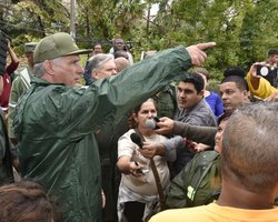 Bajo el impacto de fuertes rachas de vientos y lluvia, llegó el Presidente del Consejo de Defensa Nacional, Miguel Díaz-Canel Bermúdez, a Pinar del Río, junto a un grupo de ministros que permanecerán trabajando aquí hasta que sea necesario. Foto: Estudios