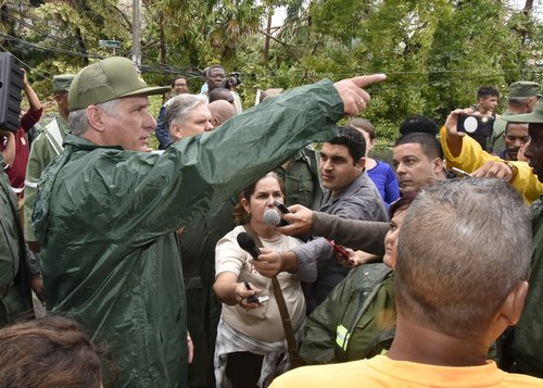 Bajo el impacto de fuertes rachas de vientos y lluvia, llegó el Presidente del Consejo de Defensa Nacional, Miguel Díaz-Canel Bermúdez, a Pinar del Río, junto a un grupo de ministros que permanecerán trabajando aquí hasta que sea necesario. Foto: Estudios