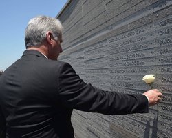 En el Parque de la Memoria, Díaz-Canel pondría su atenta mirada frente al Monumento a las víctimas del terrorismo de Estado, ante las 30 000 piezas oscuras, de piedra patagónica, de las que solo unas 9 000 tenían timbrado un nombre.