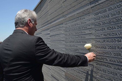 En el Parque de la Memoria, Díaz-Canel pondría su atenta mirada frente al Monumento a las víctimas del terrorismo de Estado, ante las 30 000 piezas oscuras, de piedra patagónica, de las que solo unas 9 000 tenían timbrado un nombre.