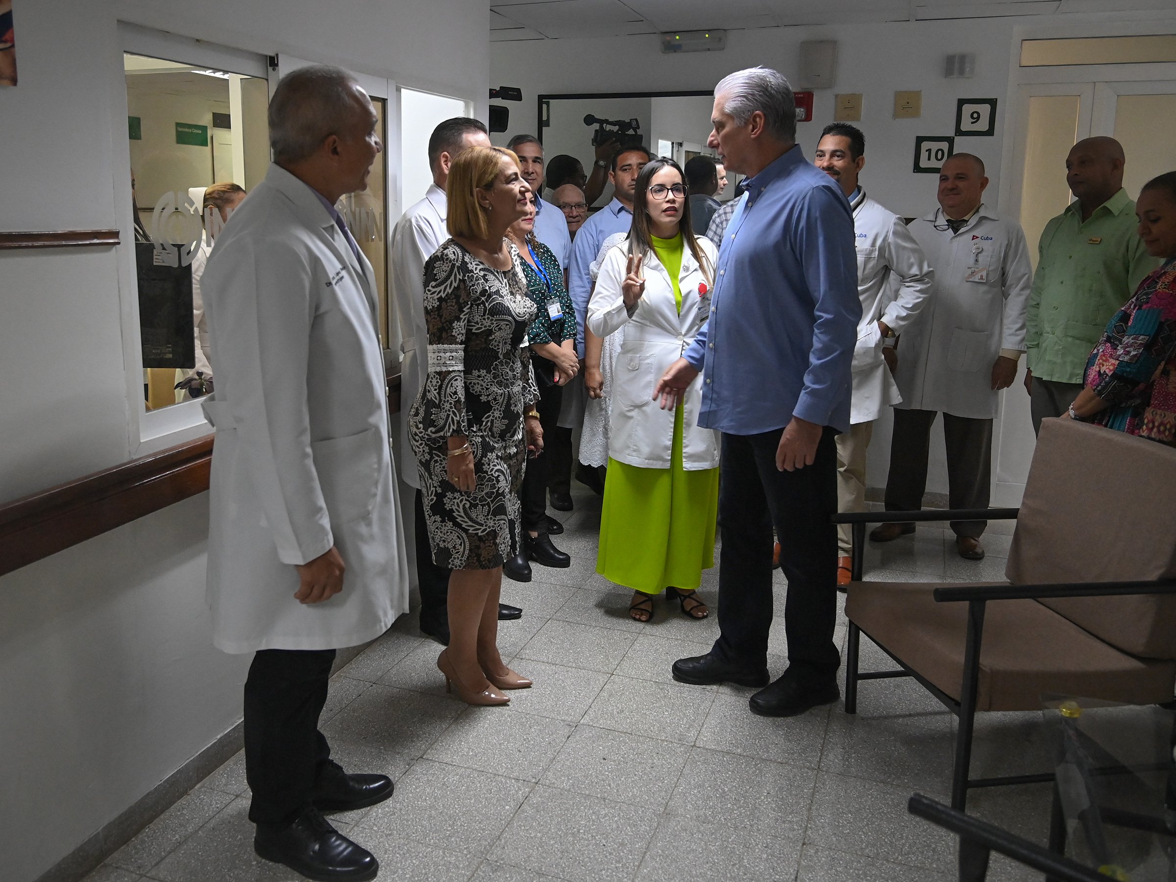 Constata Díaz-Canel desarrollo tecnológico en Instituto de Neurología y Neurocirugía