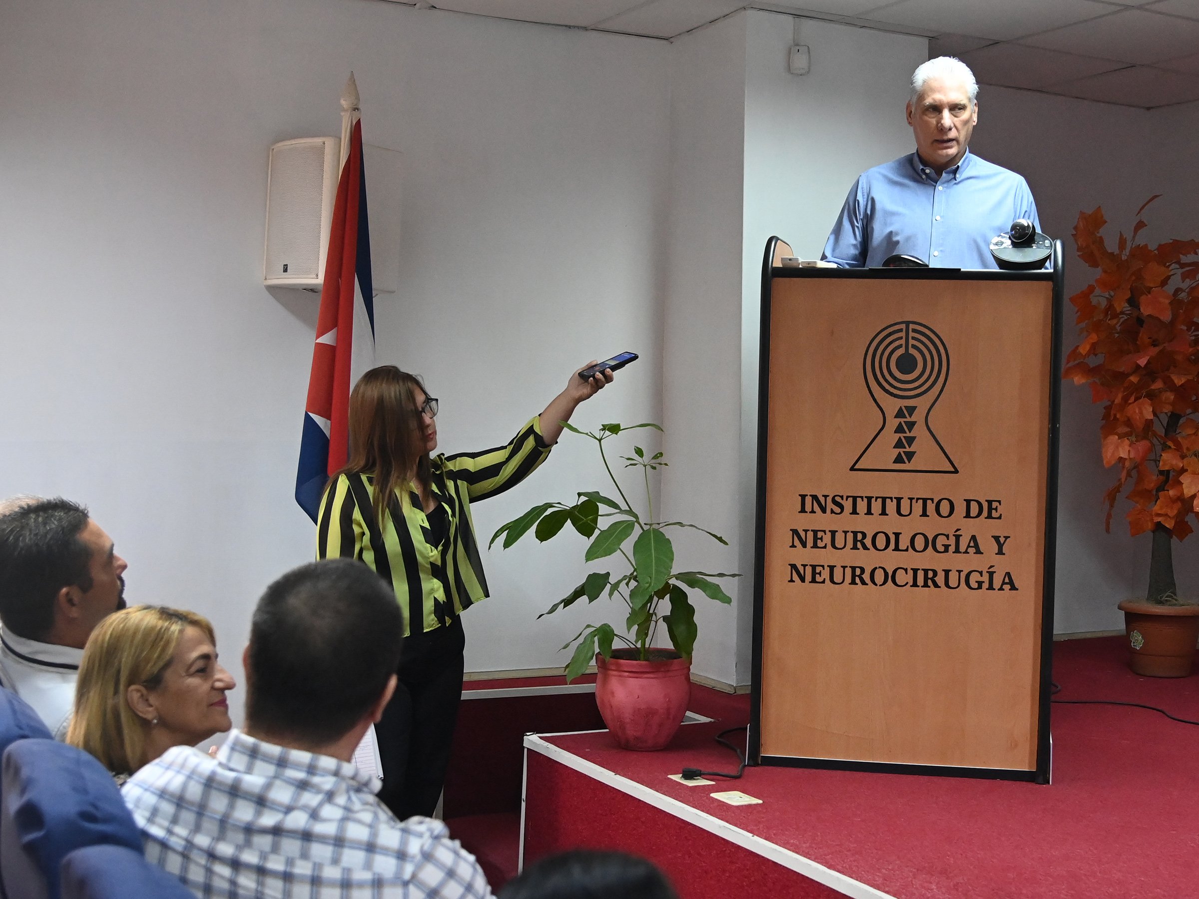 Constata Díaz-Canel desarrollo tecnológico en Instituto de Neurología y Neurocirugía