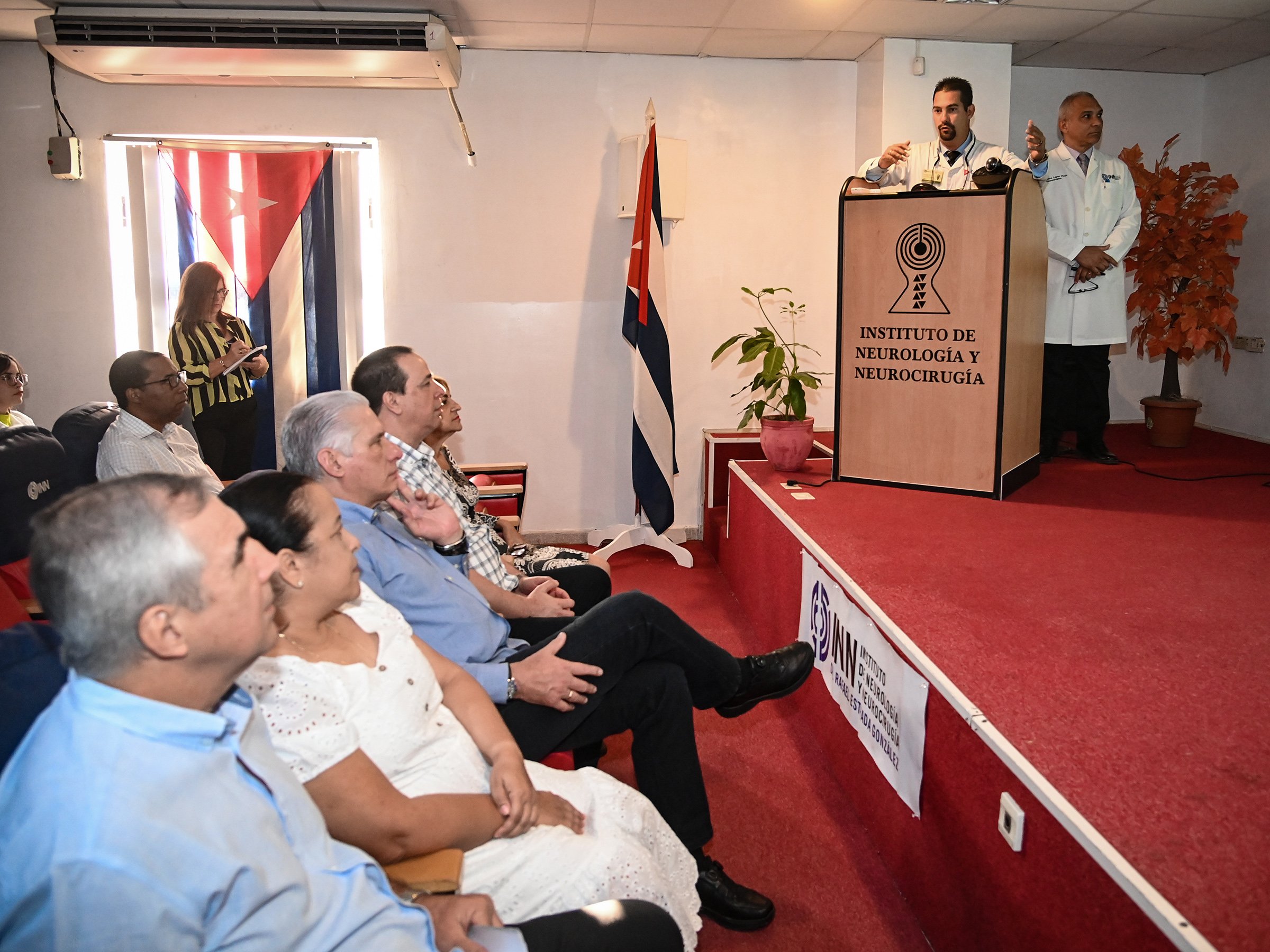 Constata Díaz-Canel desarrollo tecnológico en Instituto de Neurología y Neurocirugía