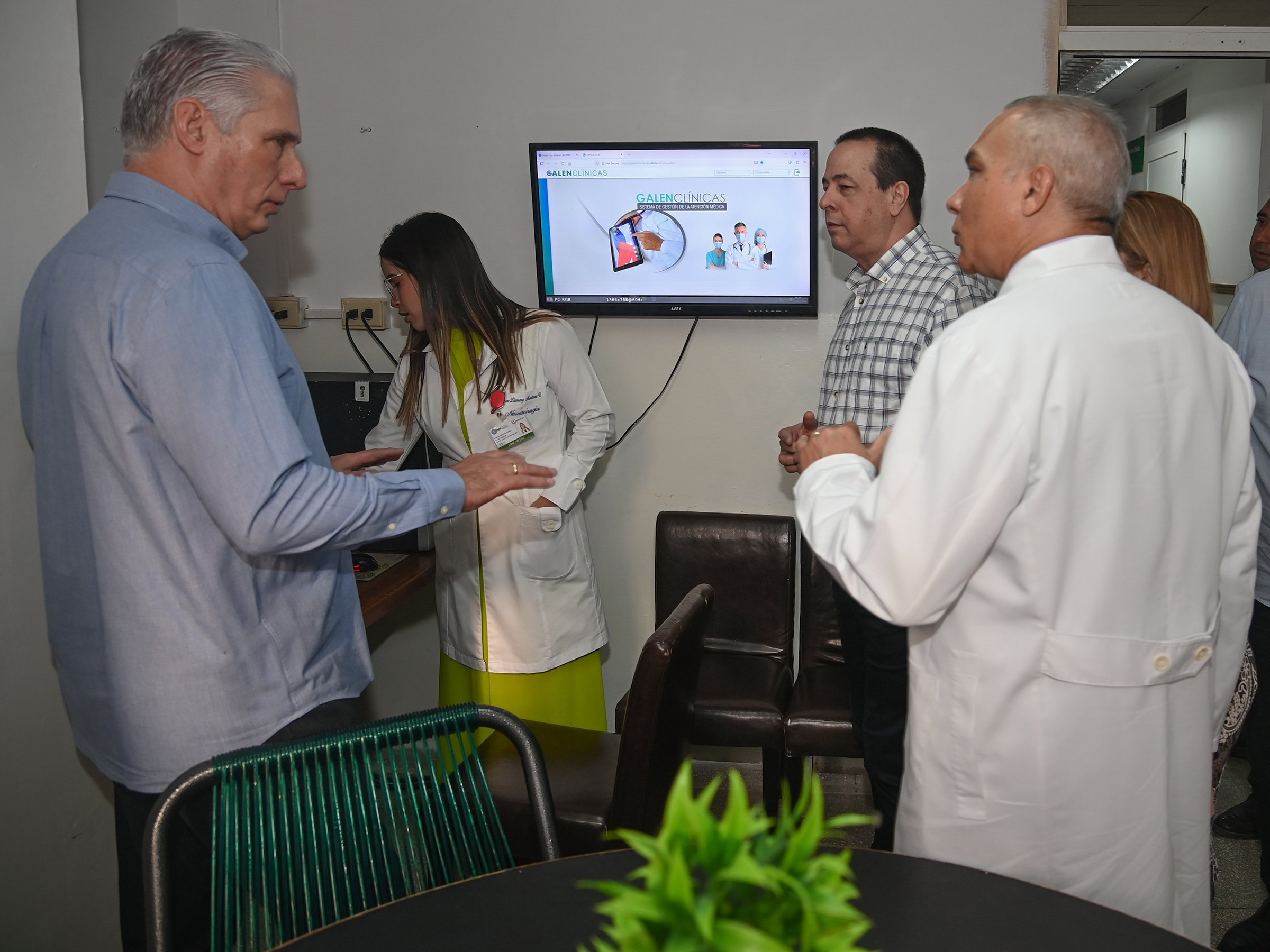 Constata Díaz-Canel desarrollo tecnológico en Instituto de Neurología y Neurocirugía