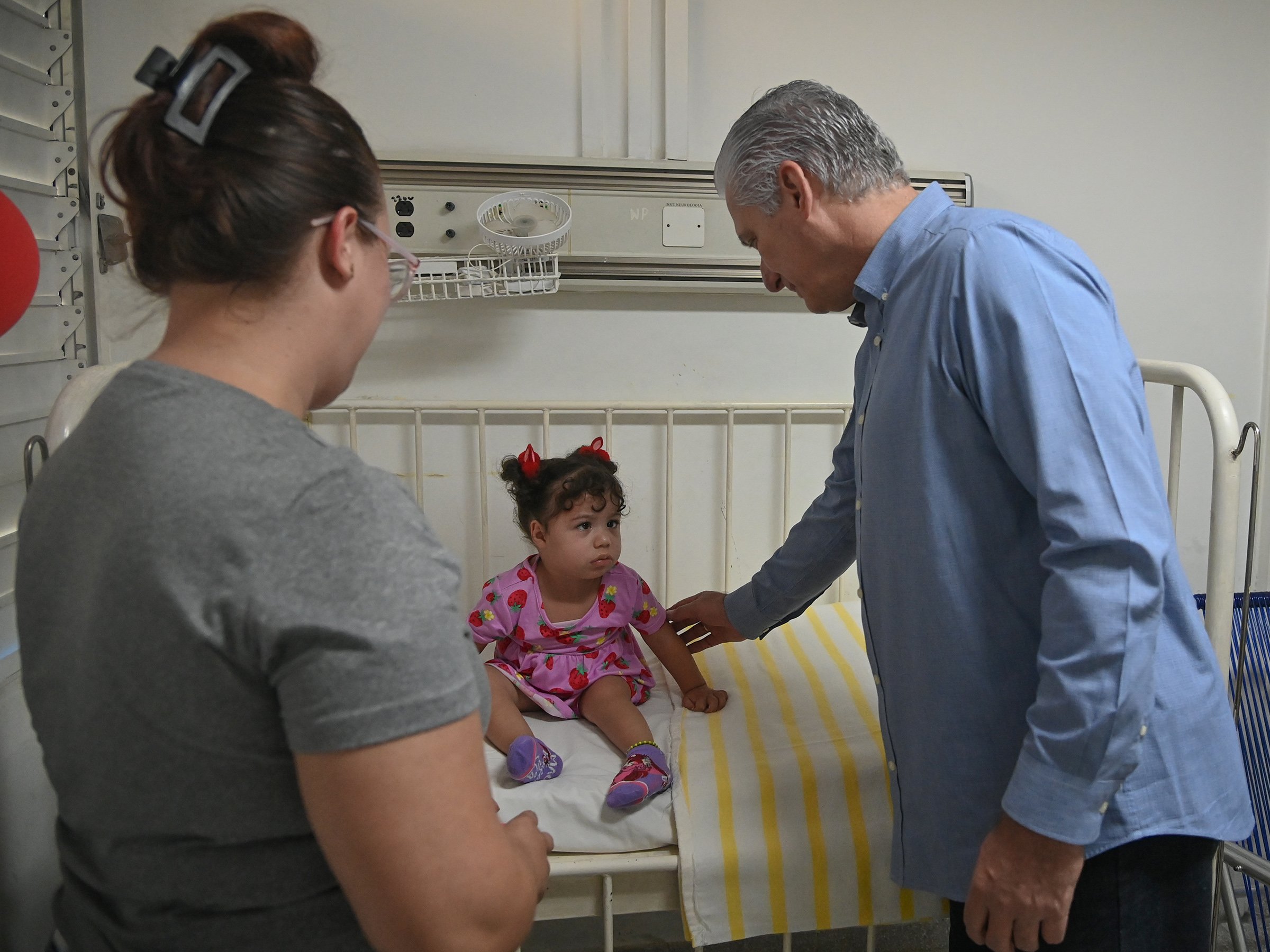 Constata Díaz-Canel desarrollo tecnológico en Instituto de Neurología y Neurocirugía