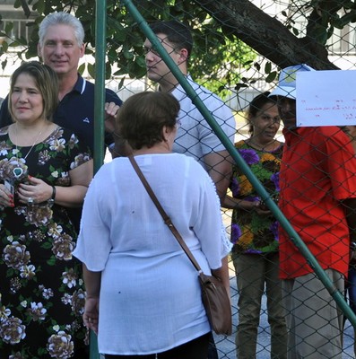 Presidente Díaz-Canel ejerce su derecho al voto en Referendo Constitucional