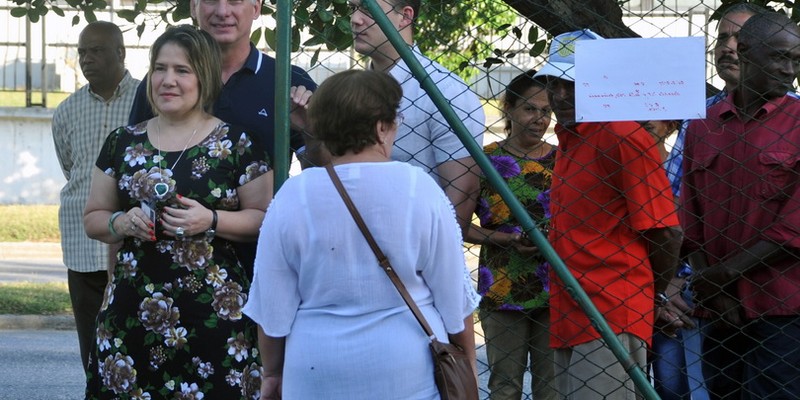 Presidente Díaz-Canel ejerce su derecho al voto en Referendo Constitucional