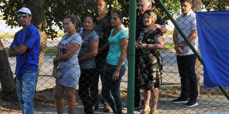Presidente Díaz-Canel ejerce su derecho al voto en Referendo Constitucional