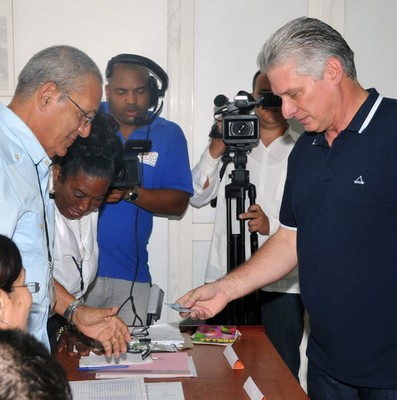 Presidente Díaz-Canel ejerce su derecho al voto en Referendo Constitucional