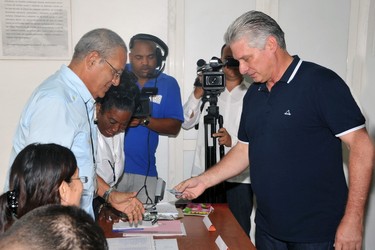 Presidente ejerce el voto durante jornada del Referendo Constitucional 4