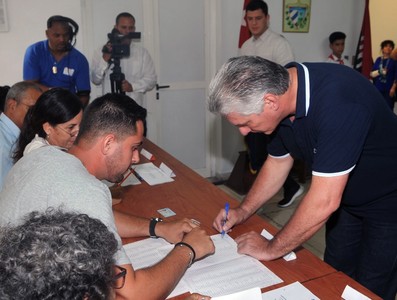 Presidente Díaz-Canel ejerce su derecho al voto en Referendo Constitucional