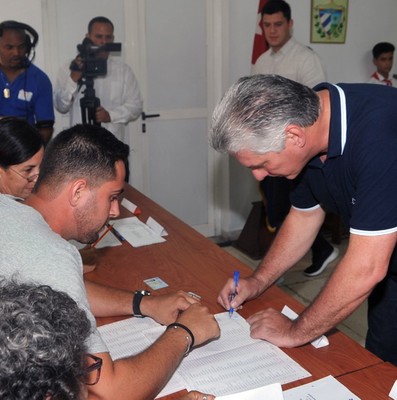 Presidente Díaz-Canel ejerce su derecho al voto en Referendo Constitucional