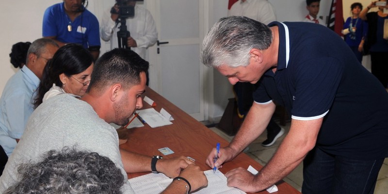 Presidente Díaz-Canel ejerce su derecho al voto en Referendo Constitucional