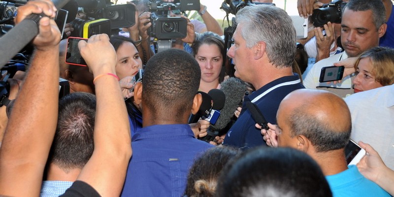 Presidente Díaz-Canel ejerce su derecho al voto en Referendo Constitucional