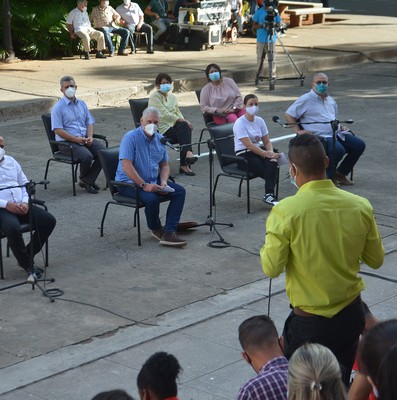 Intercambia el Presidente Díaz-Canel con jóvenes de diversos sectores de la economía y la sociedad en la Universidad de la Habana. Fotos: Estudios Revolución