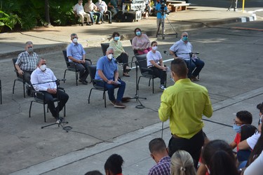 Intercambia el Presidente Díaz-Canel con jóvenes de diversos sectores de la economía y la sociedad en la Universidad de la Habana. Fotos: Estudios Revolución 3