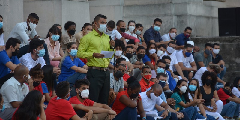 Intercambia el Presidente Díaz-Canel con jóvenes de diversos sectores de la economía y la sociedad en la Universidad de la Habana. Fotos: Estudios Revolución