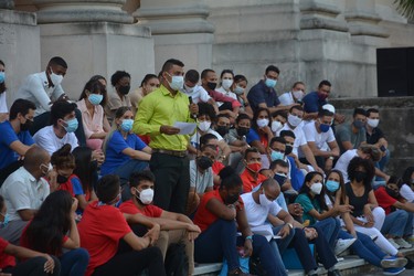 Intercambia el Presidente Díaz-Canel con jóvenes de diversos sectores de la economía y la sociedad en la Universidad de la Habana. Fotos: Estudios Revolución 4