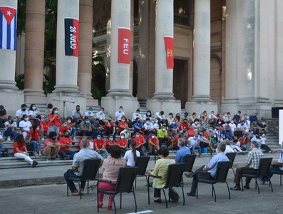 Intercambia el Presidente Díaz-Canel con jóvenes de diversos sectores de la economía y la sociedad en la Universidad de la Habana. Fotos: Estudios Revolución