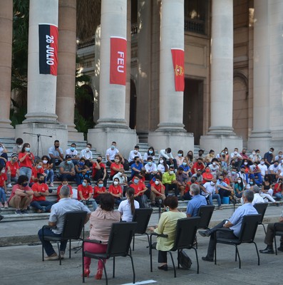 Intercambia el Presidente Díaz-Canel con jóvenes de diversos sectores de la economía y la sociedad en la Universidad de la Habana. Fotos: Estudios Revolución