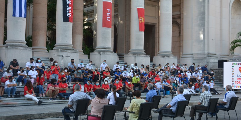 Intercambia el Presidente Díaz-Canel con jóvenes de diversos sectores de la economía y la sociedad en la Universidad de la Habana. Fotos: Estudios Revolución