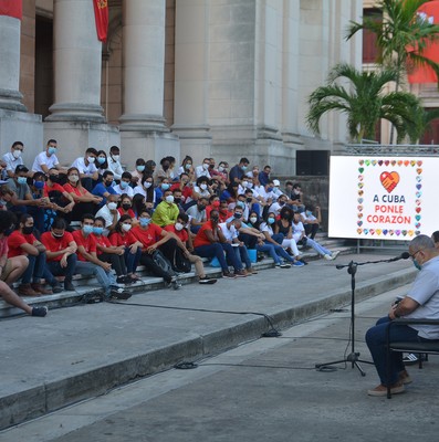 Intercambia el Presidente Díaz-Canel con jóvenes de diversos sectores de la economía y la sociedad en la Universidad de la Habana. Fotos: Estudios Revolución