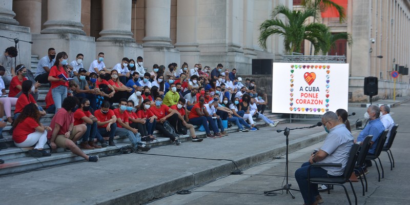 Intercambia el Presidente Díaz-Canel con jóvenes de diversos sectores de la economía y la sociedad en la Universidad de la Habana. Fotos: Estudios Revolución