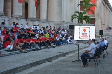 Intercambia el Presidente Díaz-Canel con jóvenes de diversos sectores de la economía y la sociedad en la Universidad de la Habana. Fotos: Estudios Revolución 7