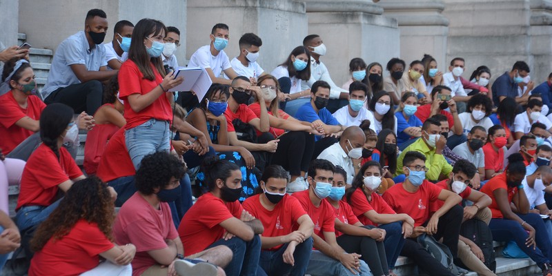 Intercambia el Presidente Díaz-Canel con jóvenes de diversos sectores de la economía y la sociedad en la Universidad de la Habana. Fotos: Estudios Revolución