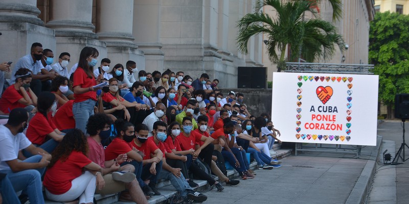 Intercambia el Presidente Díaz-Canel con jóvenes de diversos sectores de la economía y la sociedad en la Universidad de la Habana. Fotos: Estudios Revolución