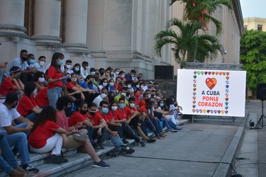 Intercambia el Presidente Díaz-Canel con jóvenes de diversos sectores de la economía y la sociedad en la Universidad de la Habana. Fotos: Estudios Revolución 9