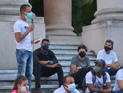 Intercambia el Presidente Díaz-Canel con jóvenes de diversos sectores de la economía y la sociedad en la Universidad de la Habana. Fotos: Estudios Revolución
