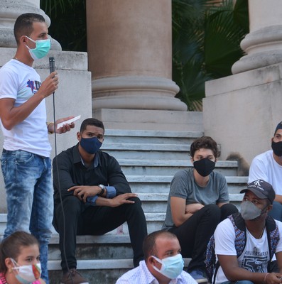 Intercambia el Presidente Díaz-Canel con jóvenes de diversos sectores de la economía y la sociedad en la Universidad de la Habana. Fotos: Estudios Revolución
