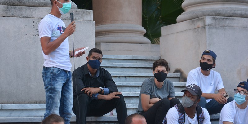Intercambia el Presidente Díaz-Canel con jóvenes de diversos sectores de la economía y la sociedad en la Universidad de la Habana. Fotos: Estudios Revolución