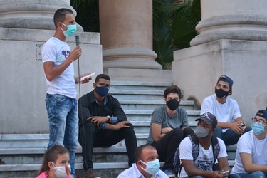 Intercambia el Presidente Díaz-Canel con jóvenes de diversos sectores de la economía y la sociedad en la Universidad de la Habana. Fotos: Estudios Revolución 10