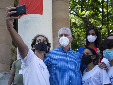 Intercambia el Presidente Díaz-Canel con jóvenes de diversos sectores de la economía y la sociedad en la Universidad de la Habana. Fotos: Estudios Revolución