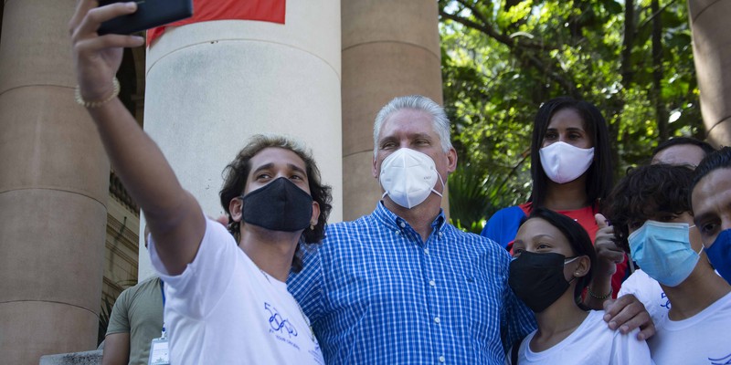 Intercambia el Presidente Díaz-Canel con jóvenes de diversos sectores de la economía y la sociedad en la Universidad de la Habana. Fotos: Estudios Revolución