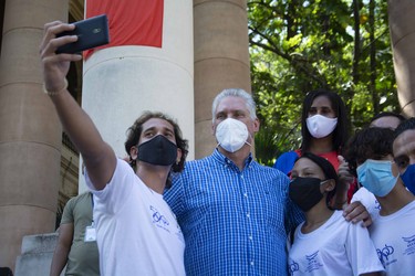 Intercambia el Presidente Díaz-Canel con jóvenes de diversos sectores de la economía y la sociedad en la Universidad de la Habana. Fotos: Estudios Revolución 1