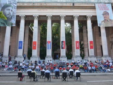Intercambia el Presidente Díaz-Canel con jóvenes de diversos sectores de la economía y la sociedad en la Universidad de la Habana. Fotos: Estudios Revolución
