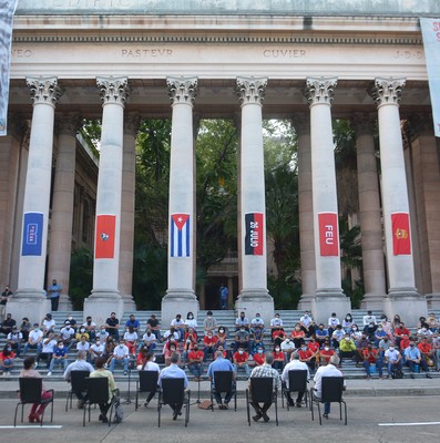 Intercambia el Presidente Díaz-Canel con jóvenes de diversos sectores de la economía y la sociedad en la Universidad de la Habana. Fotos: Estudios Revolución