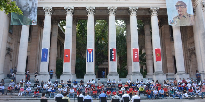 Intercambia el Presidente Díaz-Canel con jóvenes de diversos sectores de la economía y la sociedad en la Universidad de la Habana. Fotos: Estudios Revolución