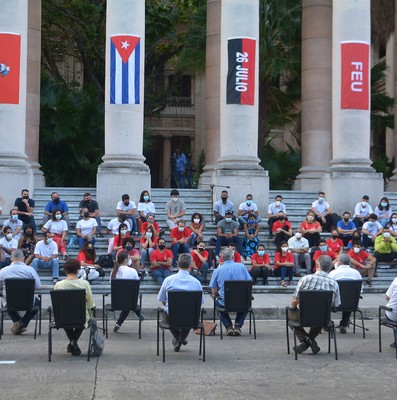 Intercambia el Presidente Díaz-Canel con jóvenes de diversos sectores de la economía y la sociedad en la Universidad de la Habana. Fotos: Estudios Revolución